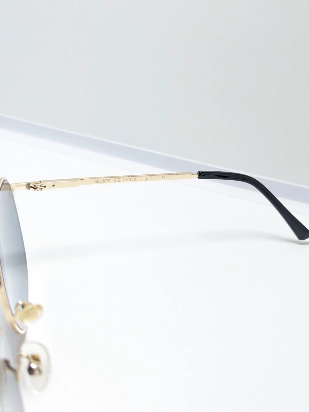 SOJOS SJ1137 C2 JL Unisex Gold Round Sunglasses Black Lens 51-21-149 UV